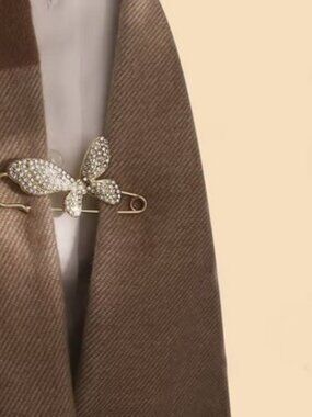 Brooch / Lapel Pin ~ Butterfly Safety Pin Crystals & Amor Pearls DP-1626